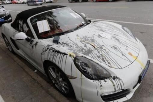  鸡蛋|保时捷乱停车惹怒路人，车身被泼墨扔鸡蛋，车主只能自认倒霉！