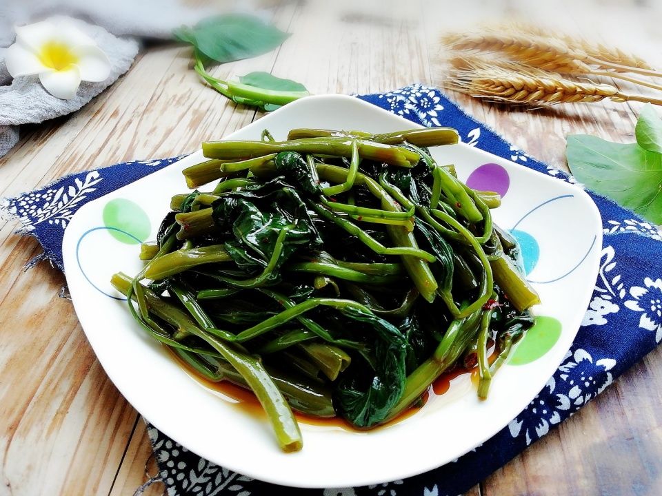  好吃|空心菜别再炒了，加点它拌一拌就上桌，拿肉都不换，太好吃了