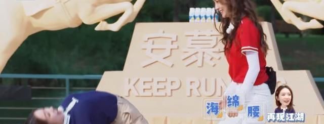 敬业|Baby有多敬业?玩游戏裙子被吹起一角!她的下意识动作堪称教科书