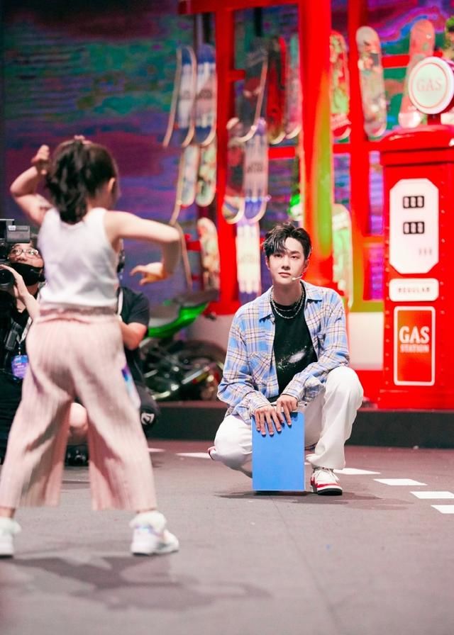  上新|200725 王一博本周街舞剧照持续上新 蹲下身子给予小舞者最大的尊重