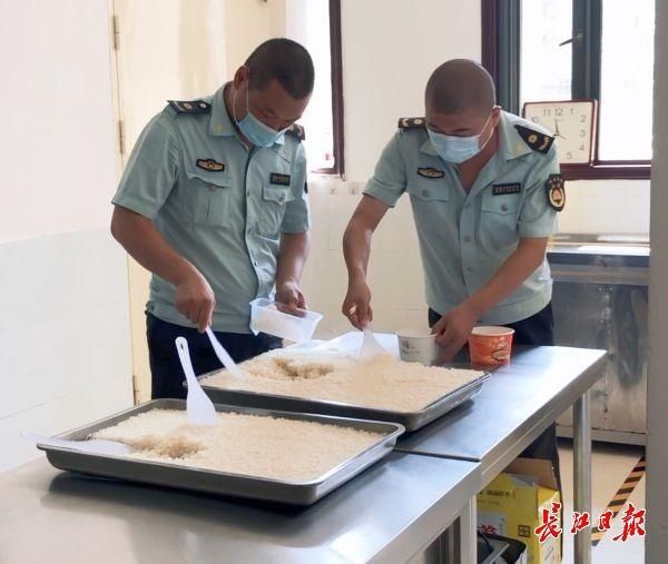 减少|智慧监测就餐人数分时段炒菜、边角料变小菜、不来吃饭提前报，食堂减少“舌尖浪费”使出三十六计