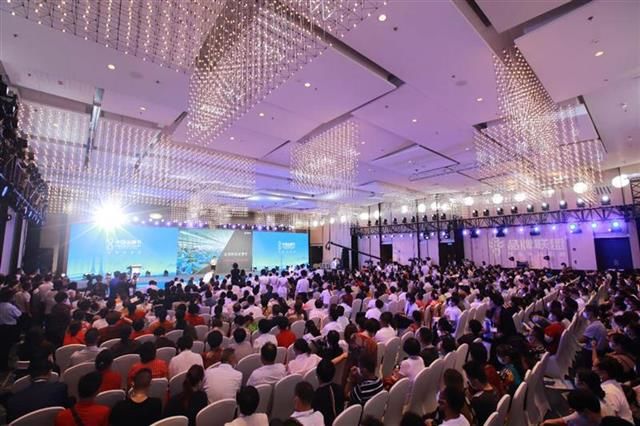 欺骗|周黑鸭创始人周富裕:欺骗只能得到一时的发展，唯有真诚才能到永久