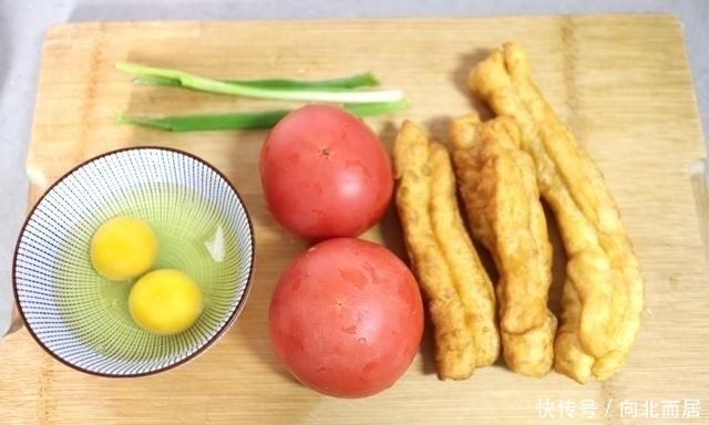 好吃|教你一个剩油条好吃的做法,酸溜开胃特省事,端上桌就差舔盆了