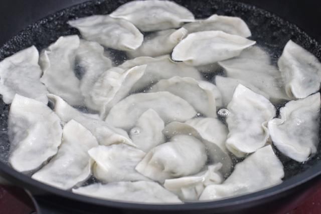  拌成|这菜虽然一股怪味儿，拌成饺子馅却鲜美无比，学会都能开饺子馆了