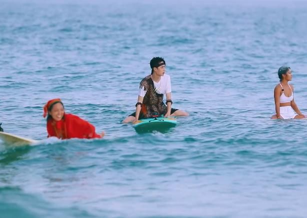 观望|王一博人设翻车?韩东君被尾鳍划伤脚踝,他不为所动观望被骂