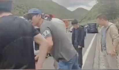  车祸|沙宝亮拍戏路上遇车祸，英雄救美拉出车内被困女子并暖心安慰