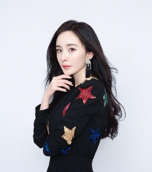 马丁|杨幂为了时尚,大热天穿马丁靴不算啥,看到鞋带:让人想不通