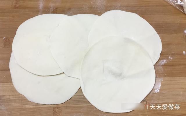 香喷喷|一棵白菜,两碗面,烙出皮薄大馅,香喷喷的白菜饼,真香