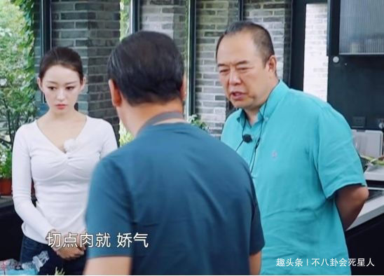 对比|张铁林架子大全程坐着等吃不干活,对比张国立差距大