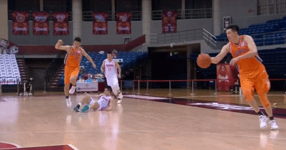 四川|末节净胜13分！上海男篮逆转取胜，送四川七连败