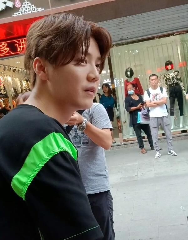  陈赫|陈赫背编织袋录节目，邓超搂着鹿晗好甜，滤镜下鹿晗美成小仙女