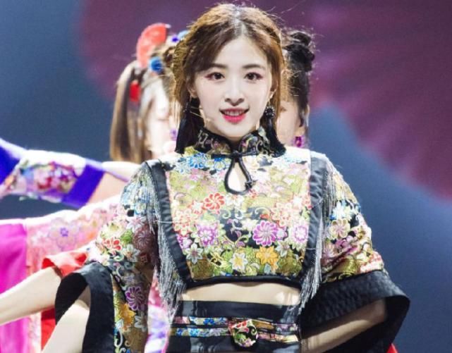  张含韵|“彩虹节拍”集体国风造型，蓝盈莹活力满满，我却被张含韵吸引