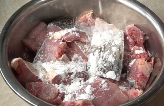 清洗干净|鲤鱼最过瘾的吃法,不加水煮不用蒸,鲜嫩无腥味,5斤鱼一顿解决