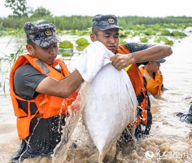 成功|解放军某旅官兵成功处置一处滑坡隐患