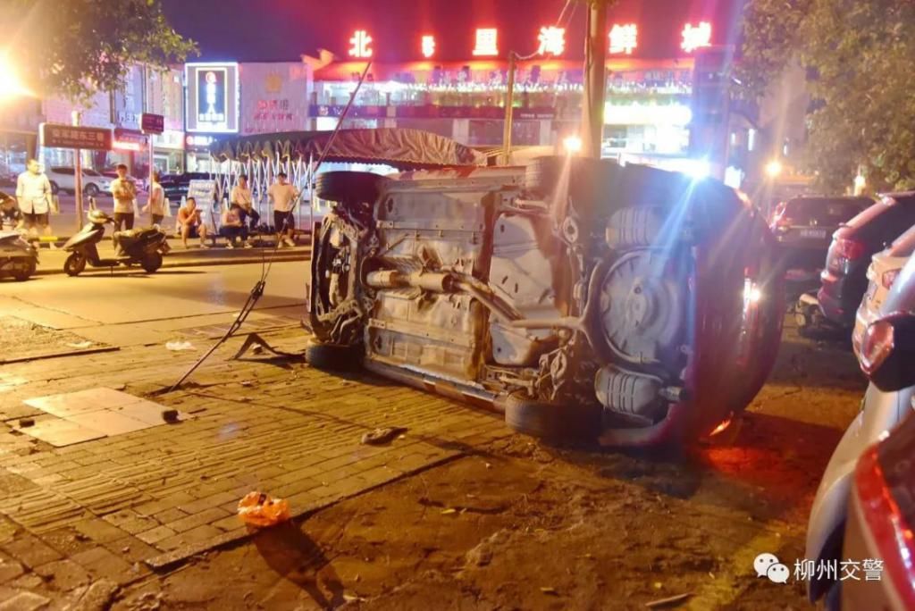  驾驶|轿车顶着电动车猛冲30多米！司机下车惊恐：人去哪了？