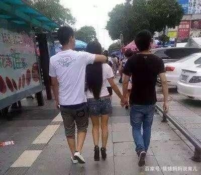 左拥右抱|女子在地铁上“左拥右抱”火了,网友:这是《以家人之名》现实版