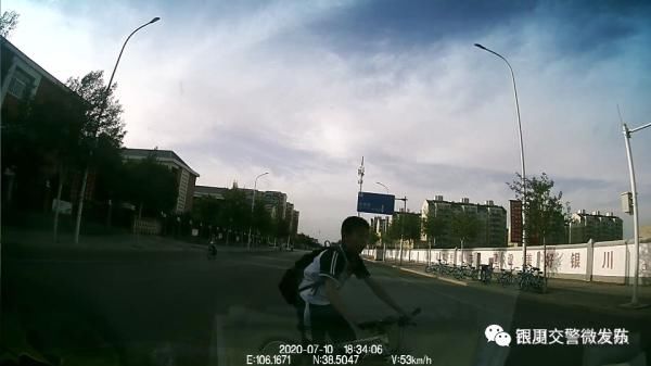  骑车|【暑期交通安全】中学生骑车横过马路下一秒，心痛！