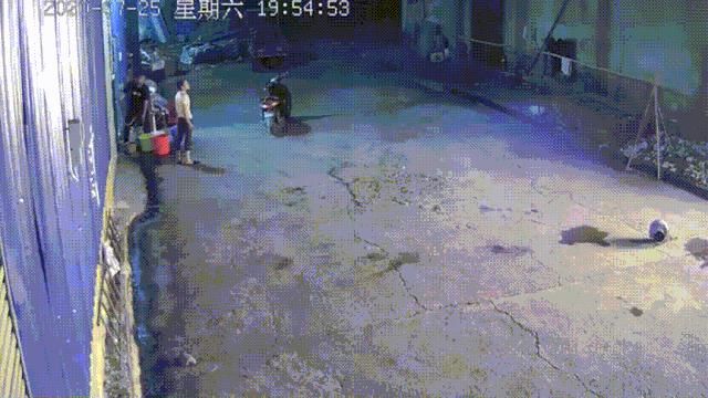  起火|起火后他拨打了三个电话，居然没有一个是119