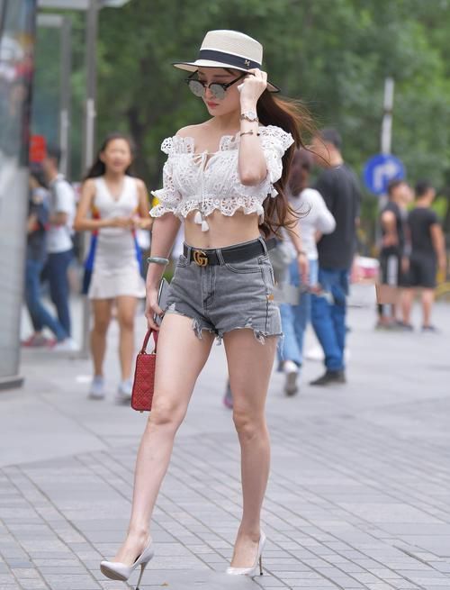  优雅|街拍：甜美的笑容，一身精致长裙，透露出优雅的气质