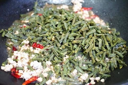  夏季|豆角干，不止炖肉香，夏季快炒几分钟，出锅前就香气飘出，吃不够