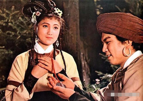  玻璃|曾经绝美容貌遭人嫉妒险被玻璃渣子毁容，如今却自行整成网红脸？