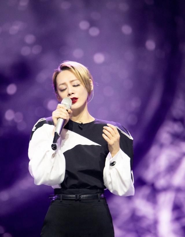  全开|现场观众爆料阿朵张含韵全开麦，有的姐姐对口型，这公平吗？