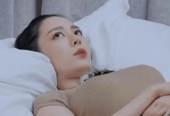  吉娜|吉娜遇生理期卧床不起，谁注意她睡觉的姿势？这才是钢琴家的体面