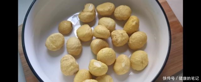 简单|手把手教你做营养又滋补的乌鸡汤,做法简单,汤汁鲜美可口