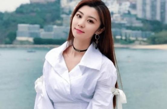  宝藏|本以为王牌女郎“费费”只是主持人，得知另一身份后，果真是宝藏女孩