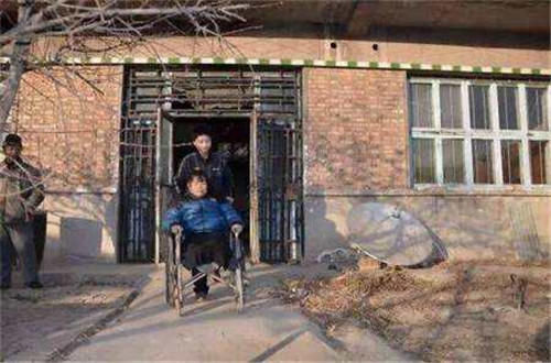  废品|他对瘫痪母亲不离不弃，靠捡废品偿还巨债，最后以744分考入清华