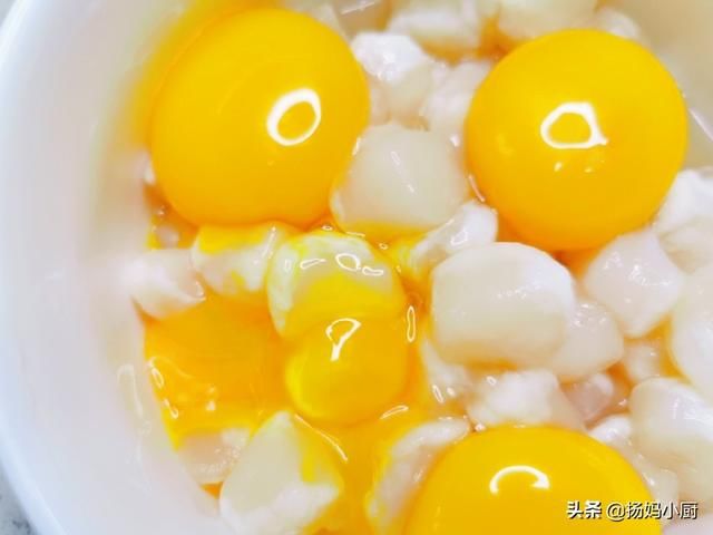  蛋黄|金沙扇贝丁这样做，操作简单，口感鲜香，上桌就被抢光