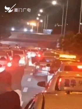  震惊|震惊！一架飞机开上了马路？！官方紧急发布声明