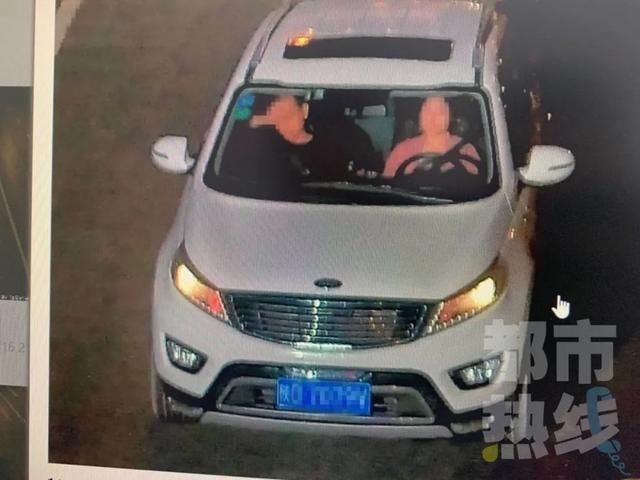  小车|行李箱小车后备箱“出逃”内装价值近20万财物被过路司机捡走