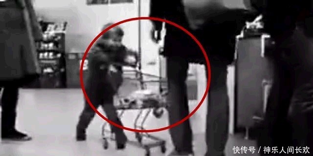 无动于衷|熊孩子用购物车撞男子,宝妈却在一旁无动于衷,看男子的做法太爽