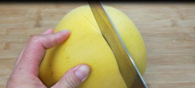  干干净净|柚子学会这样剥，招待客人备用面，拿着方便吃着干净，太有创意了