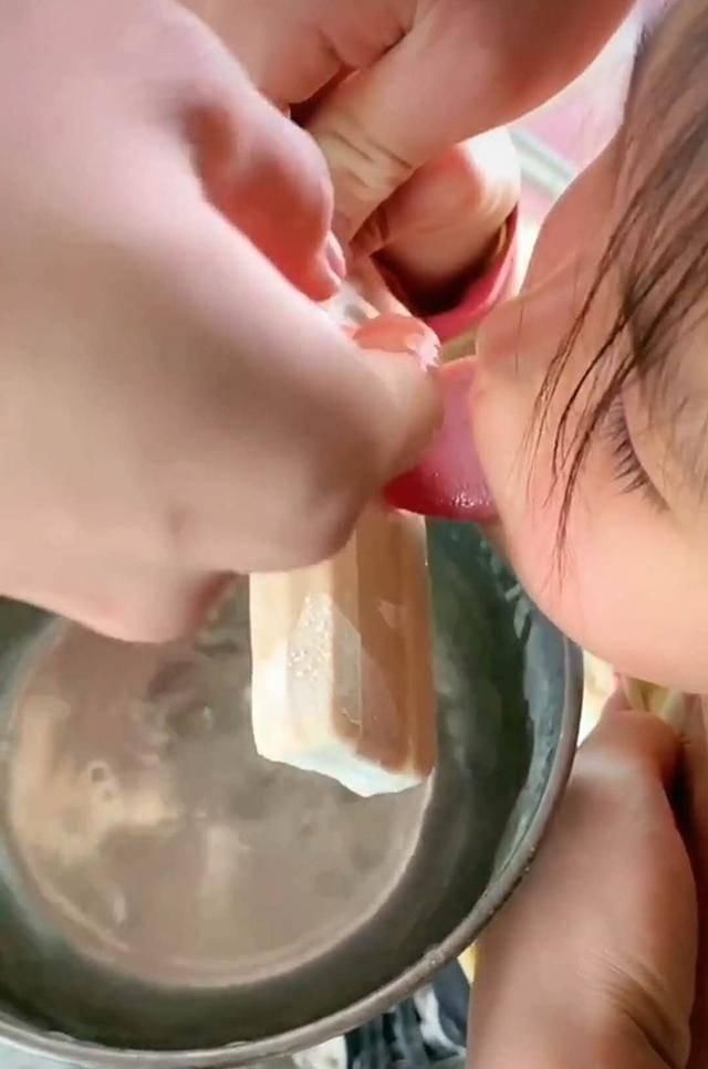 上阵|熊孩子吃雪糕粘住舌头，全家上阵帮忙，网友：遭遇总是惊人的相似