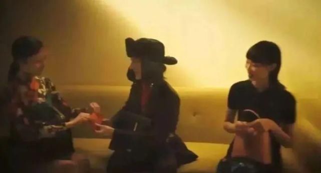  巴黎|90年代乡村影楼风？巴黎世家七夕广告遭网友群嘲