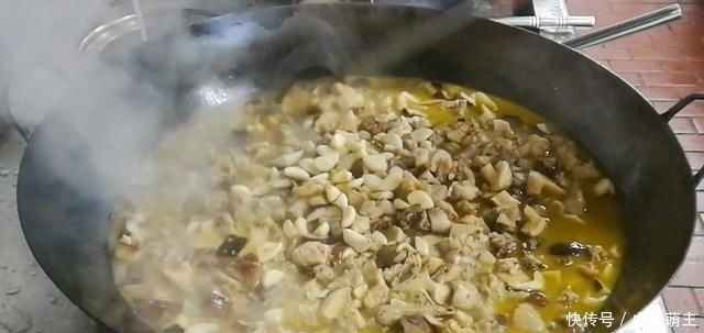 烧鸡|淮扬菜大厨改良员工餐将香菇烧鸡这么做,鲜香微辣,开胃下饭