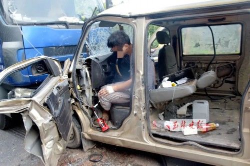  车头|面包车与货车迎面相撞 车头严重变形司机被困