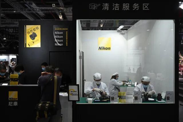  停用|摄影圈｜佳能宣布所有新产品停用两个术语 / 女摄影师凭水中拍鸟成北美打鸟第一人