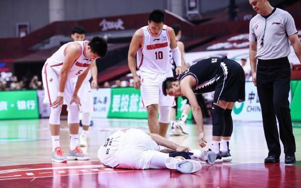  职业生涯|揪心！易建联无对抗受伤倒地，疑似跟腱断裂，为夺冠搭上职业生涯