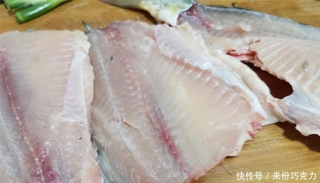  简单|家常酸菜鱼的做法，简单容易学，味道和餐馆一样好，鱼肉鲜嫩酸爽