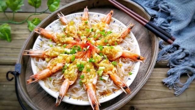  鲜香|上桌3分钟就光盘的蒜蓉大虾，鲜香美味，关键还简单易上手