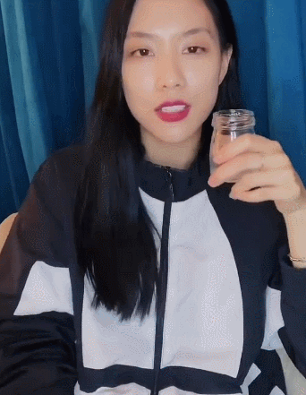 摇钱树|小S“摇钱树”计划稳了！母女同登封面似姐妹这是医美的力量？