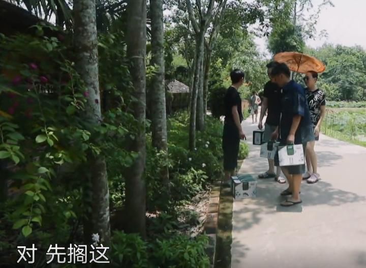 用意|何老师串门前把礼物扔路边不拿,本以为太小气,用意却让人敬佩!