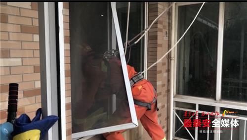 被困|1岁幼童被困卧室 橙色“超人”空降营救