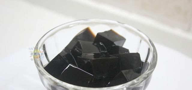  手把手|夏天必吃的龟苓膏,手把手教你熬煮,最适合搭配炼乳糖浆一起吃