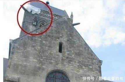 教堂|二战最强“装死男”，挂在教堂上逃过一劫，没成想一挂就是74年！
