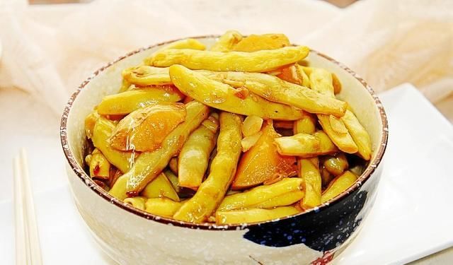  碰上|立秋后，这豆角碰上贵也买，和土豆一起炖好吃到撑，饱腹又营养