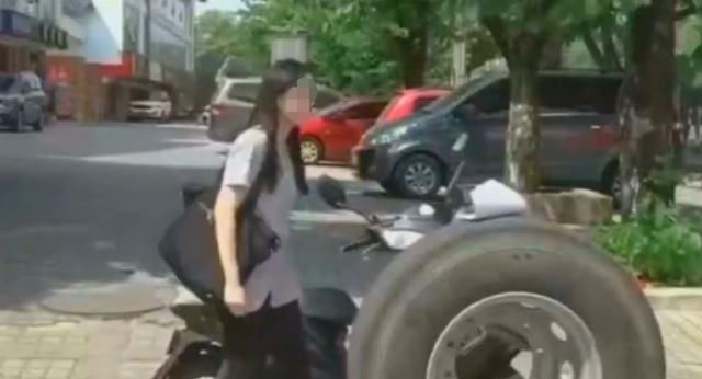 车子|女子把电动车锁在消防车上，下班时只剩轮胎和一张纸：轮胎记得还